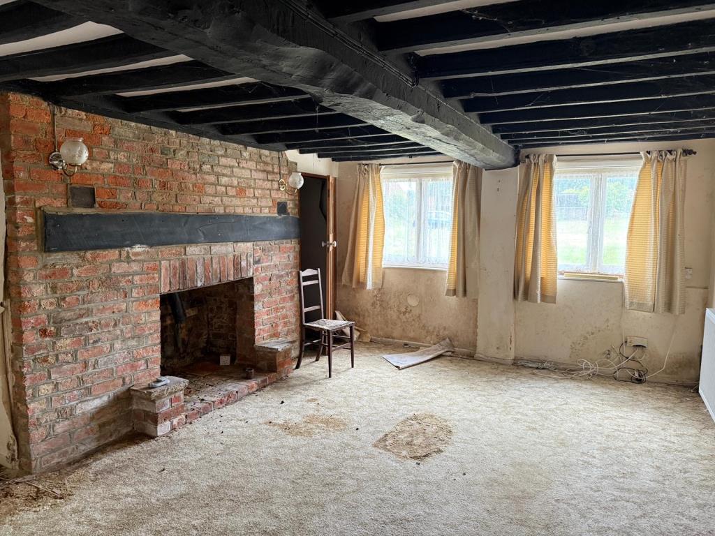 Lot: 173 - TRADITIONAL FARMHOUSE FOR REFURBISHMENT AND BARN WITH PLANNING FOR RESIDENTIAL CONVERSION - APPROXIMATELY 17.5 ACRES - Ground floor living room with traditional features